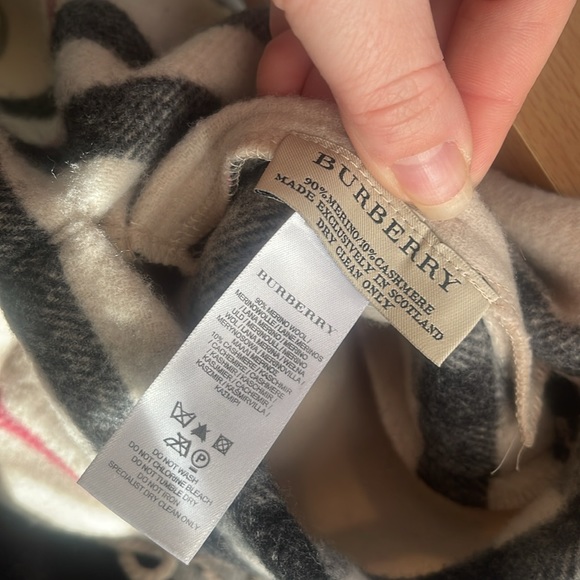 Burberry scarf - Picture 2 of 7